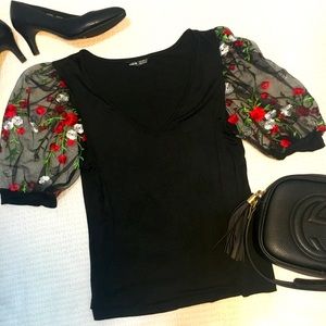 Embroidered sleeve 🌹 top